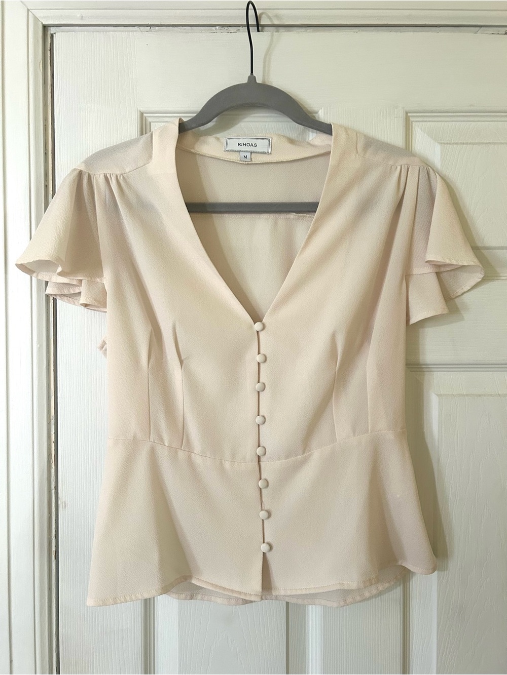 RIHOAS Cream Button-Front Flutter Sleeve Blouse